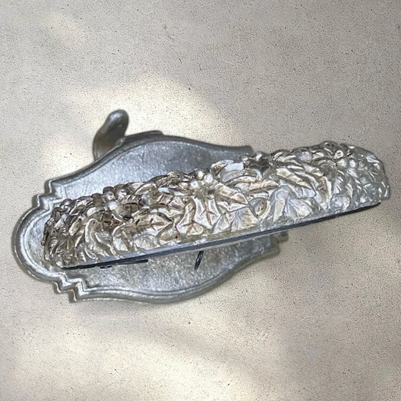 Vintage Hobby Lobby Christmas Stocking Holder Wreath Picture Frame Heavy Silver - Picture 4 of 8